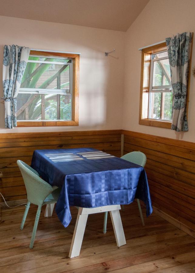 Blue Island Divers Casita Azul Sandy Bay Exterior photo